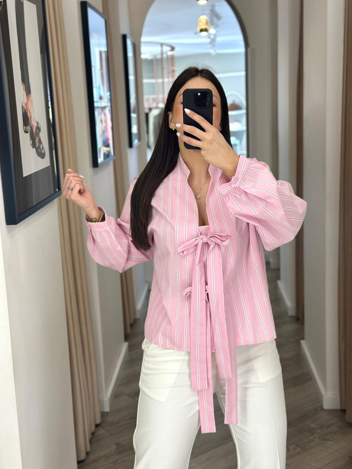 CAMISA ROSA BEBÉ ÀS RISCAS COM LAÇOS PONTO CHIC