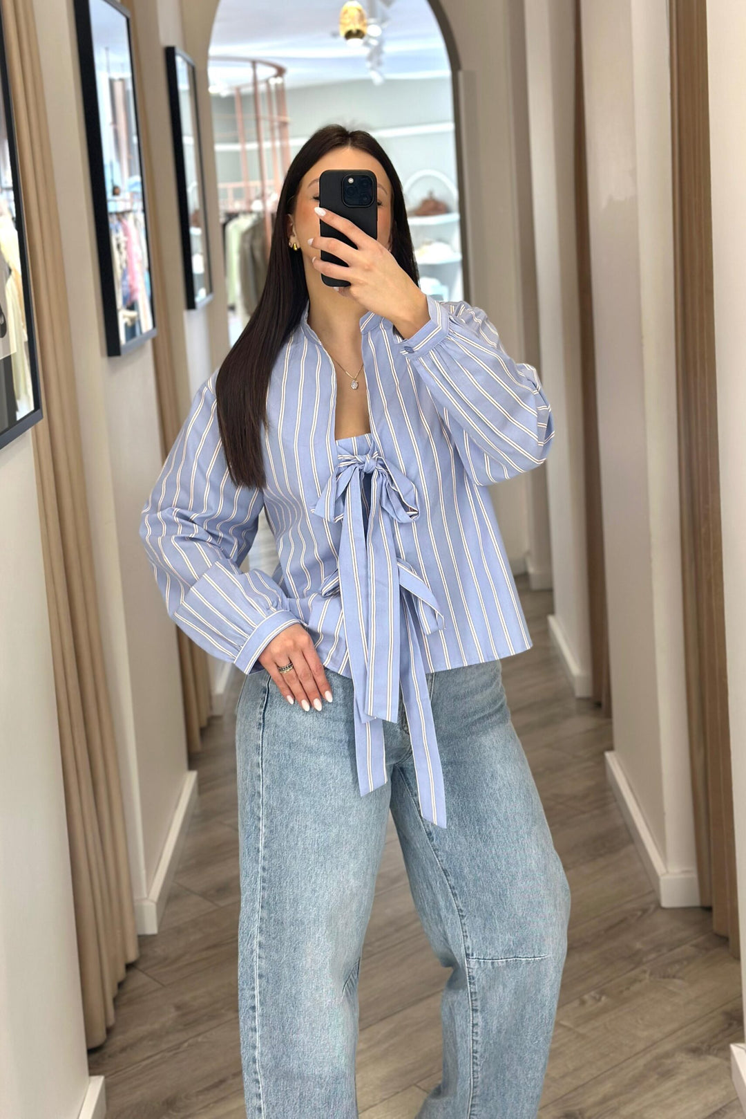 CAMISA AZUL ÀS RISCAS COM LAÇOS PONTO CHIC