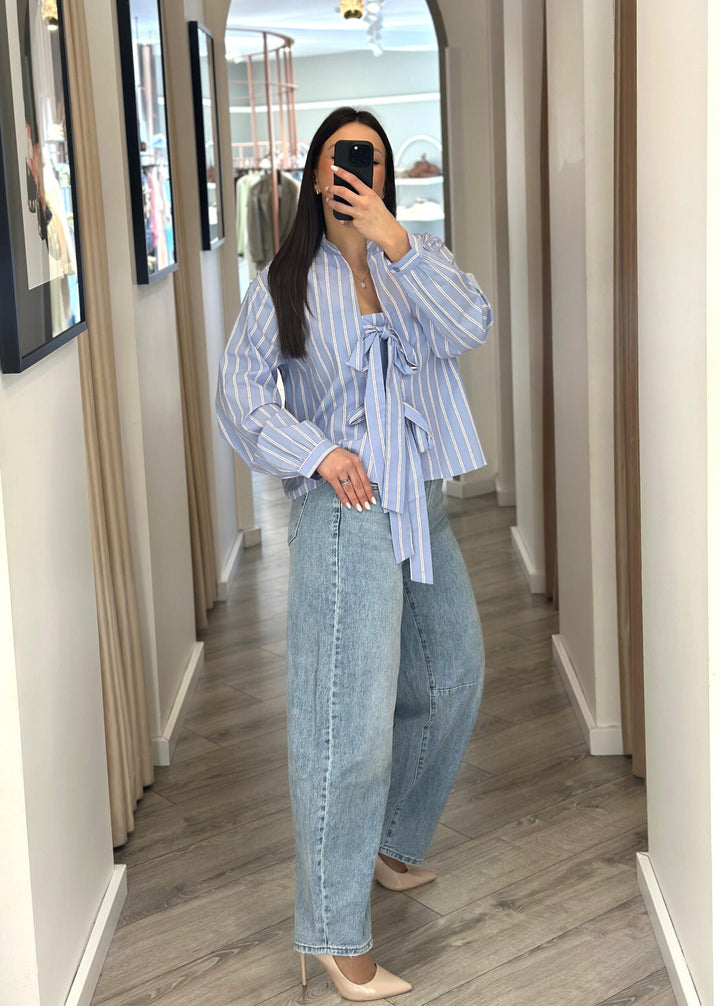 CAMISA AZUL ÀS RISCAS COM LAÇOS PONTO CHIC