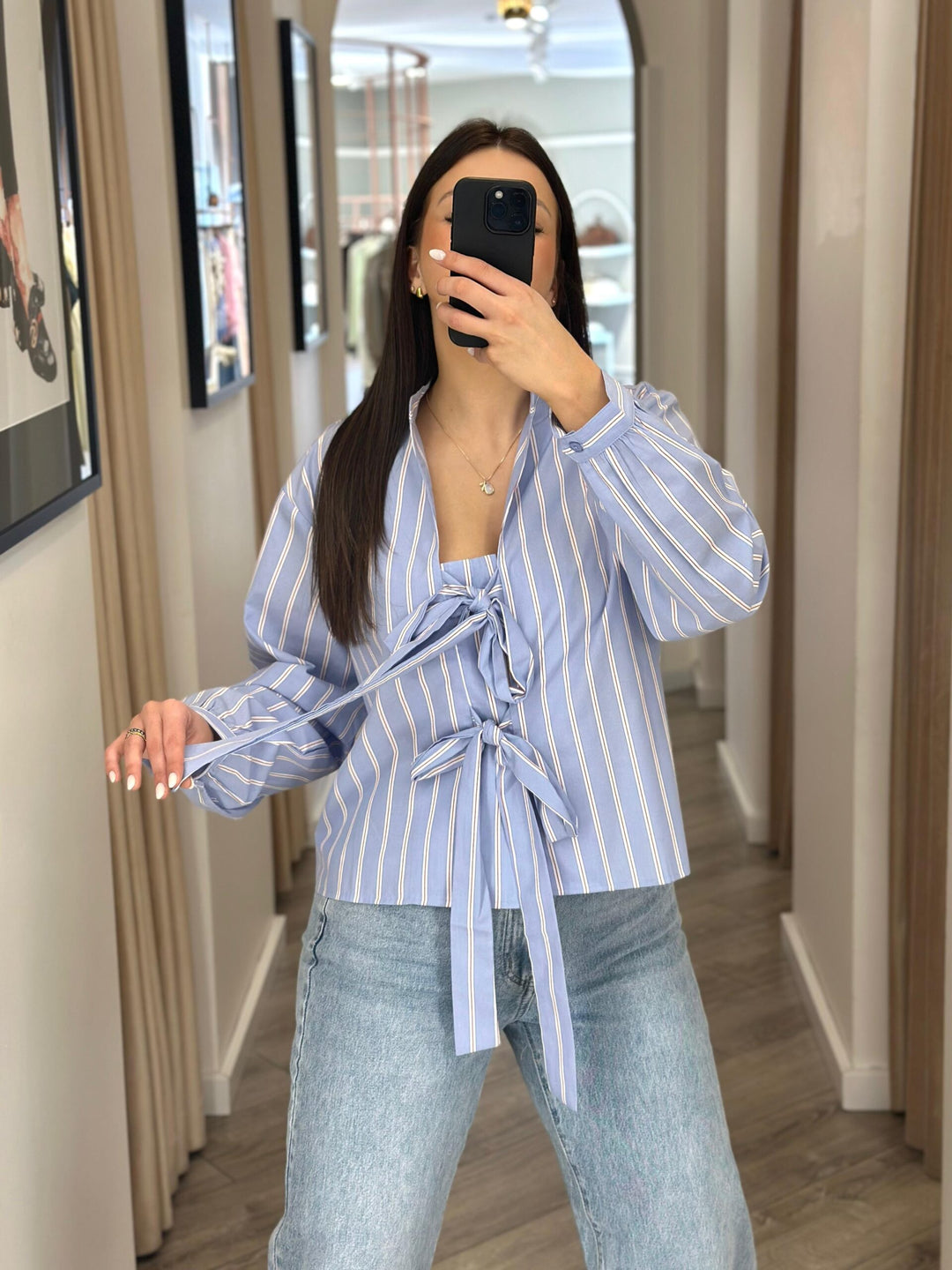 CAMISA AZUL ÀS RISCAS COM LAÇOS PONTO CHIC