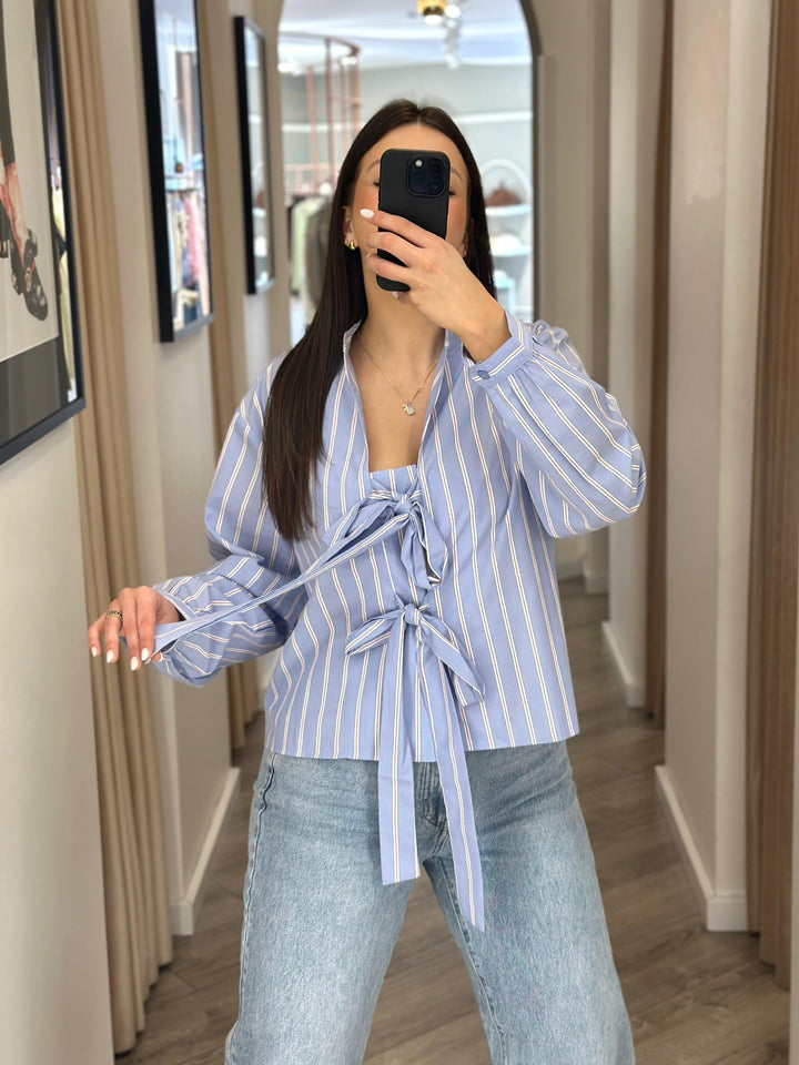 CAMISA AZUL ÀS RISCAS COM LAÇOS PONTO CHIC