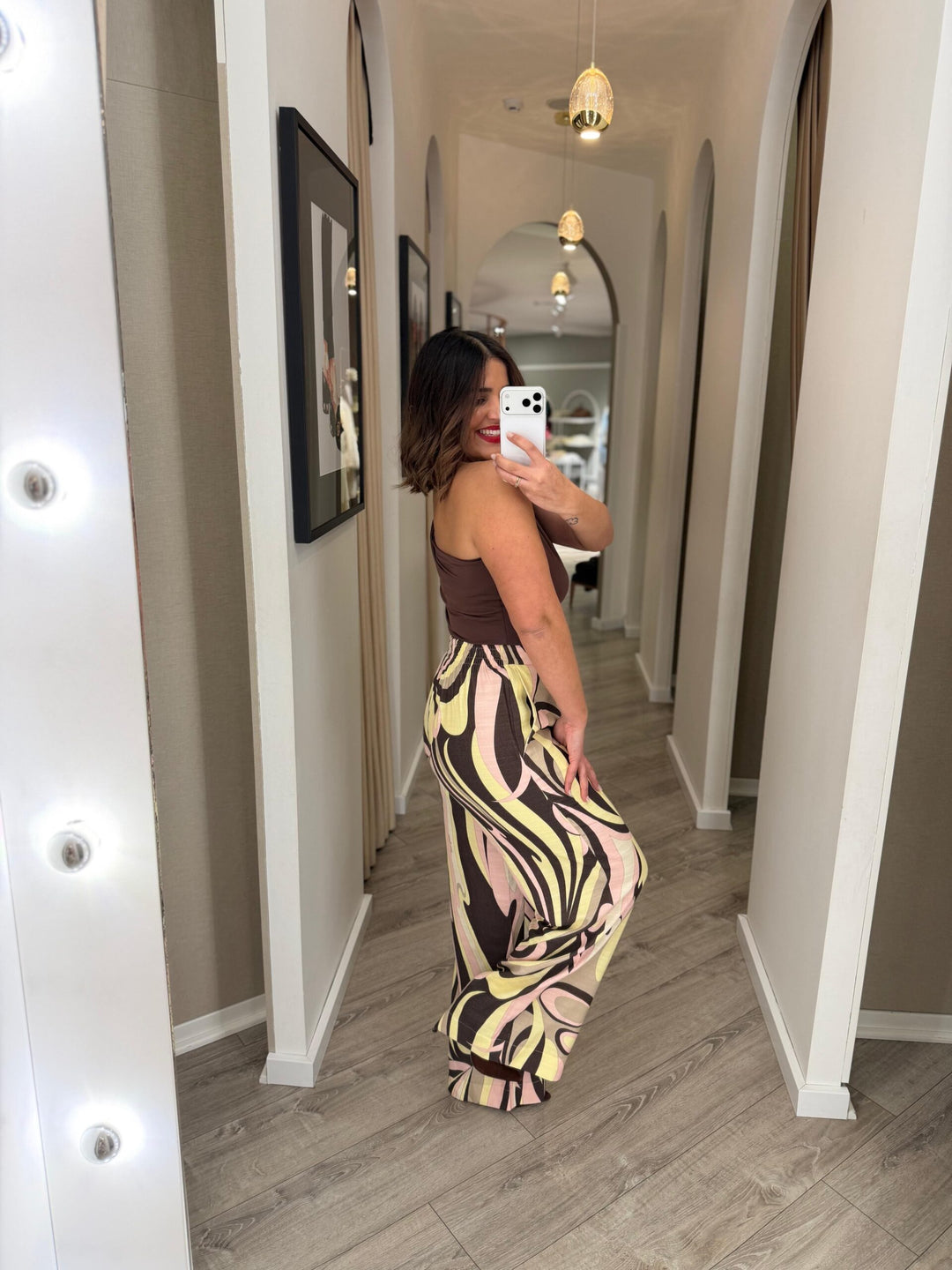 CALÇA FLUIDA ESTAMPADA ROSA E AMARELO LANÇA PERFUME