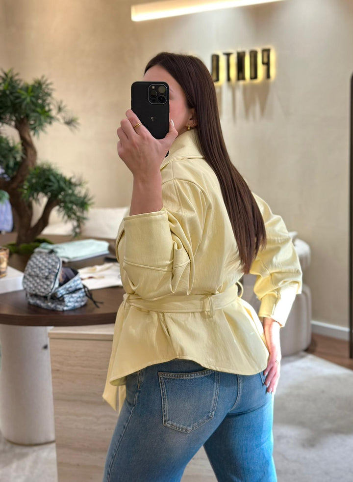 CASACO AMARELO MANTEIGA COM CINTO PONTO CHIC