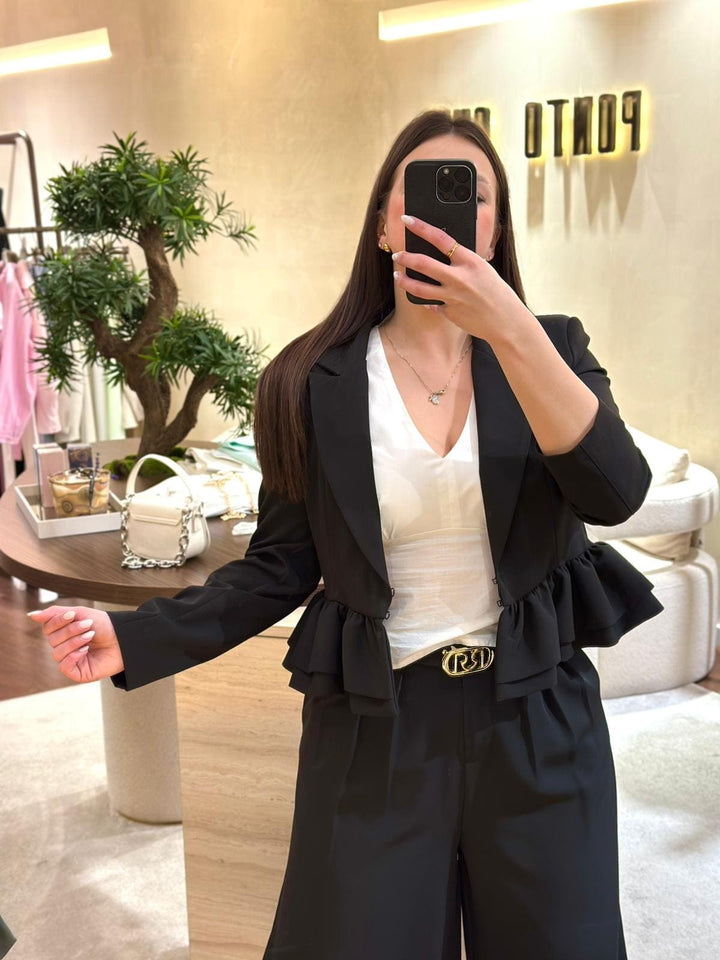 BLAZER CURTO PRETO COM FOLHOS RINASCIMENTO