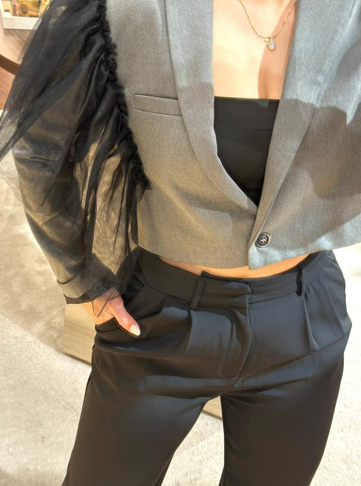 BLAZER CINZA CURTO COM APLICAÇÃO DE TULE RINASCIMENTO