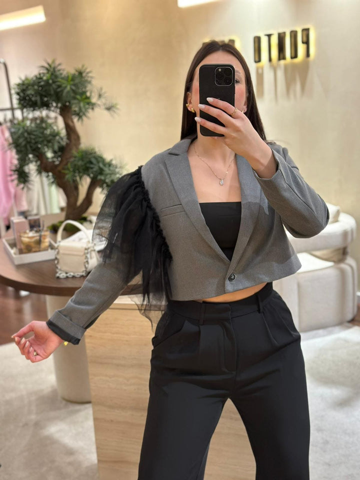 BLAZER CINZA CURTO COM APLICAÇÃO DE TULE RINASCIMENTO