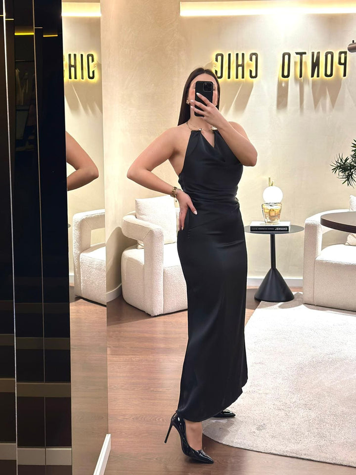 VESTIDO PRETO HALTER COM DETALHE DOURADO PONTO CHIC