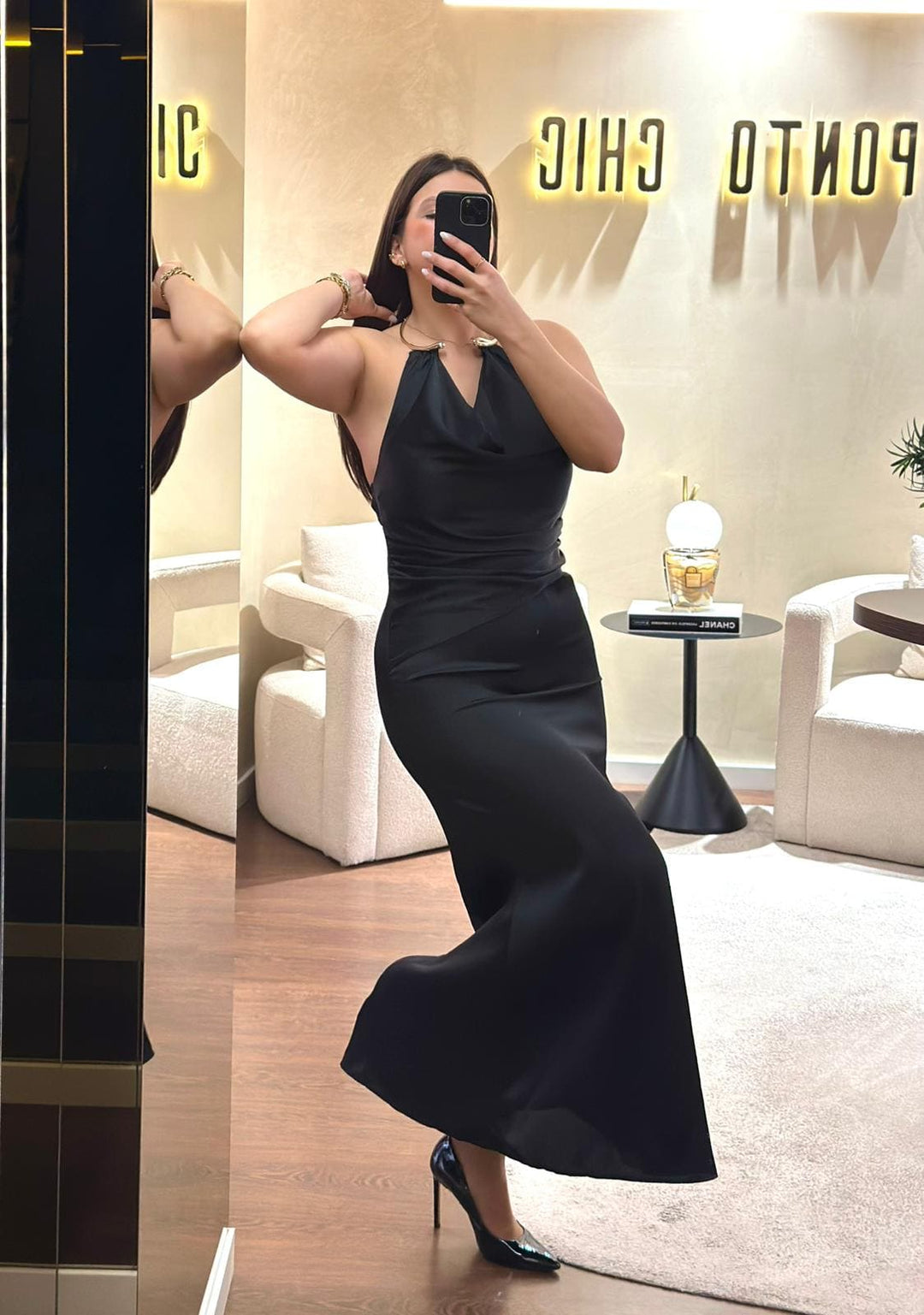 VESTIDO PRETO HALTER COM DETALHE DOURADO PONTO CHIC