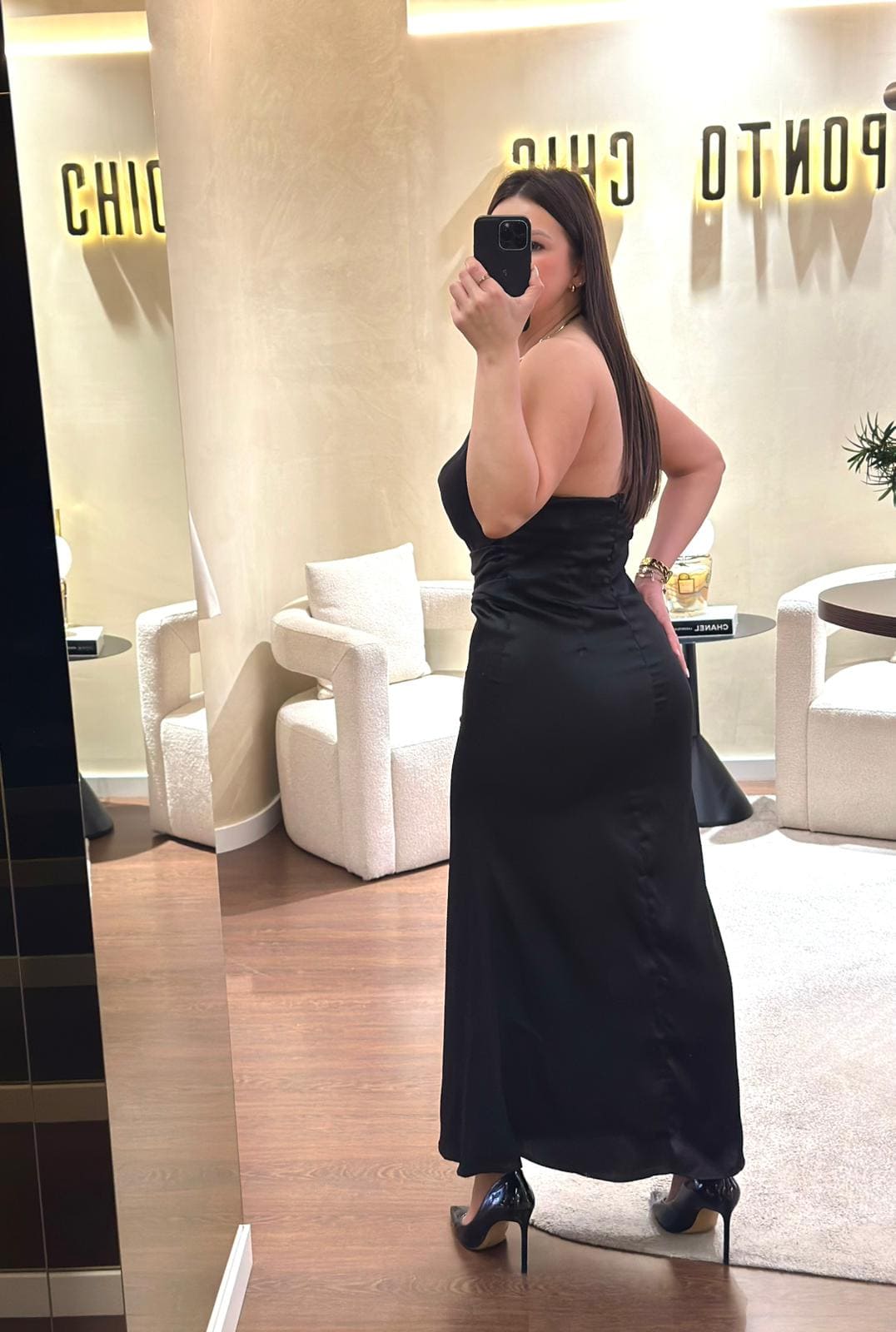VESTIDO PRETO HALTER COM DETALHE DOURADO PONTO CHIC