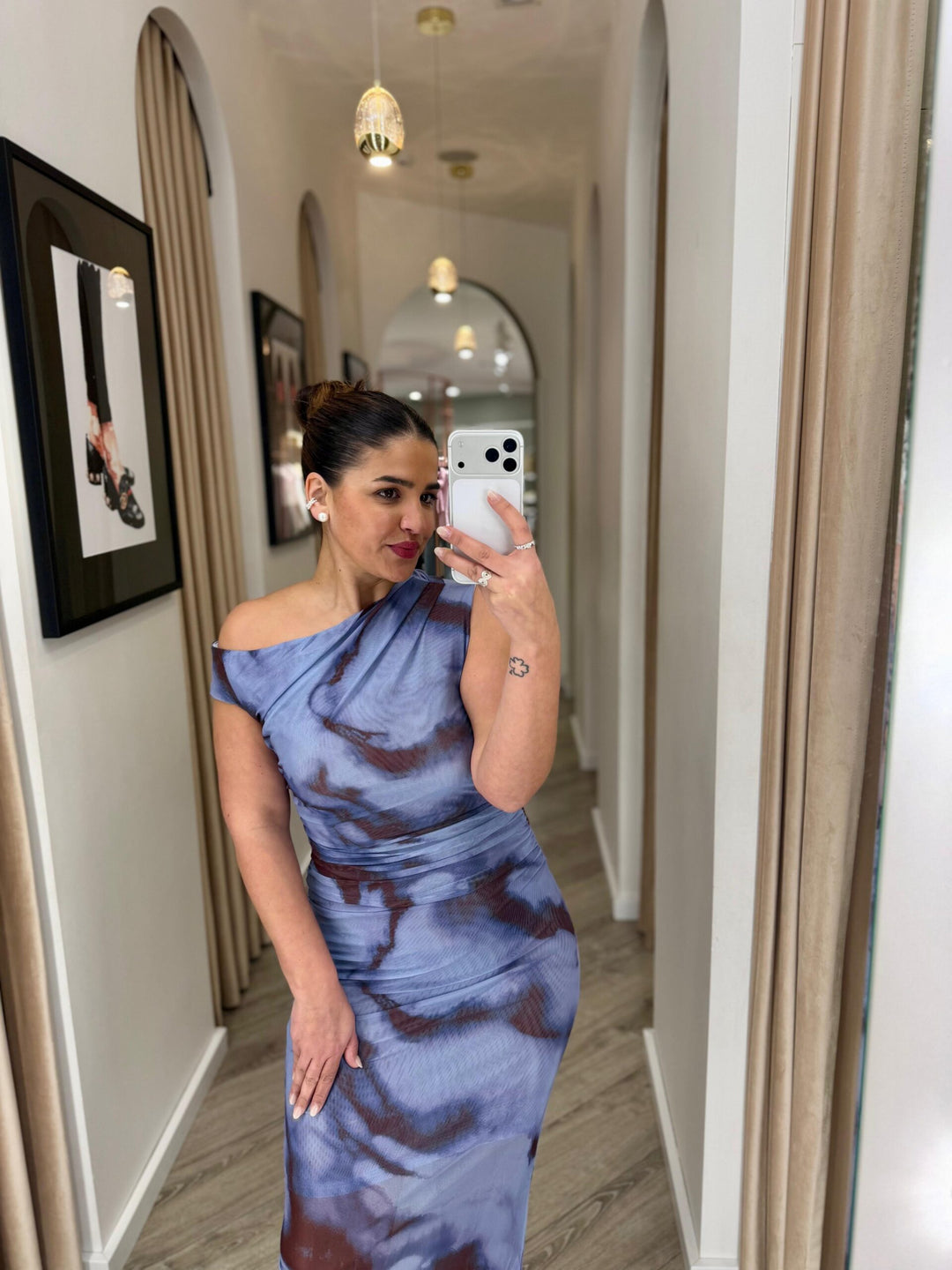 VESTIDO MIDI ESTAMPADO COM DRAPEADO PONTO CHIC