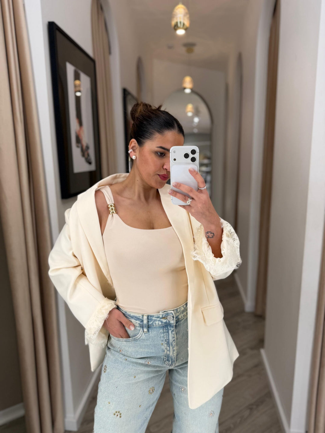 TOP BEGE COM DETALHE DOURADO PONTO CHIC