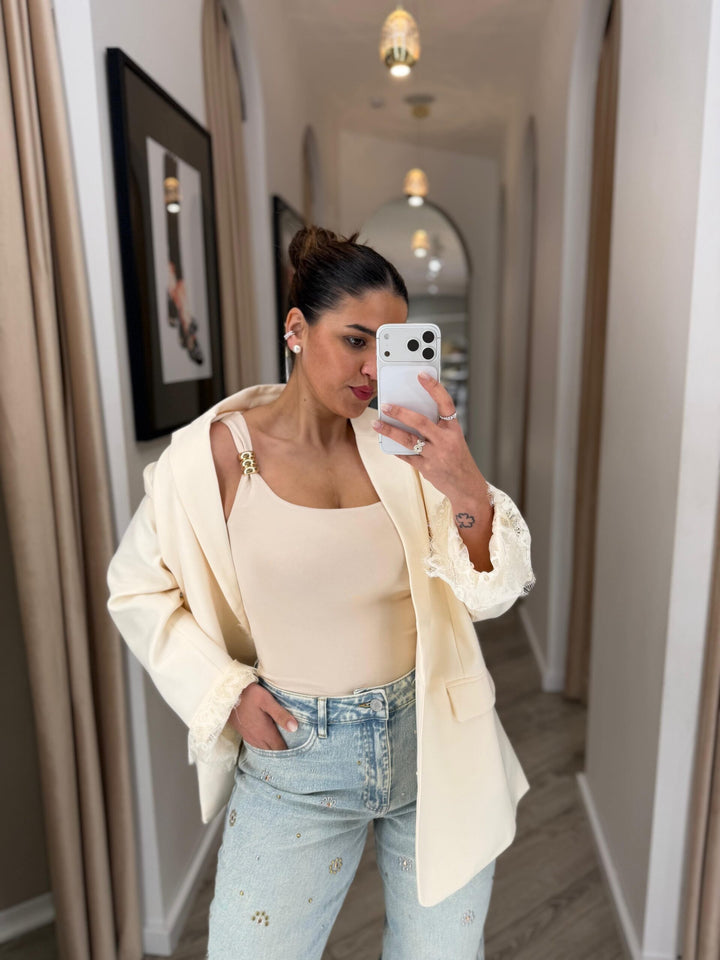 TOP BEGE COM DETALHE DOURADO PONTO CHIC