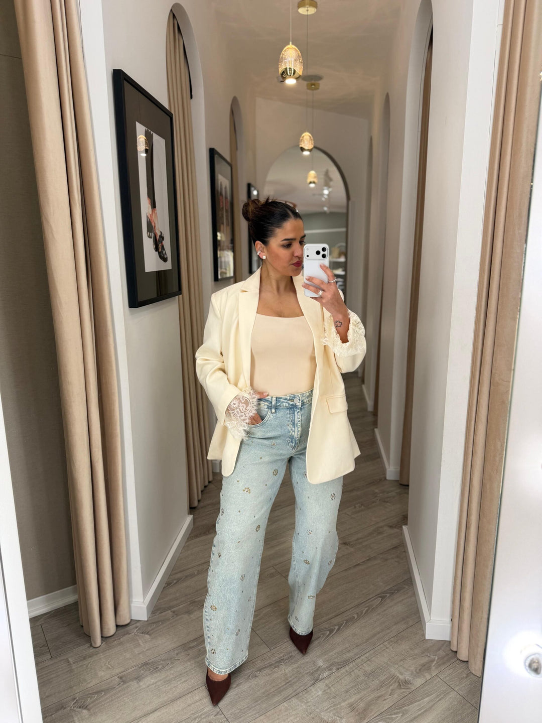 BLAZER BEGE COM RENDA NAS MANGAS PONTO CHIC