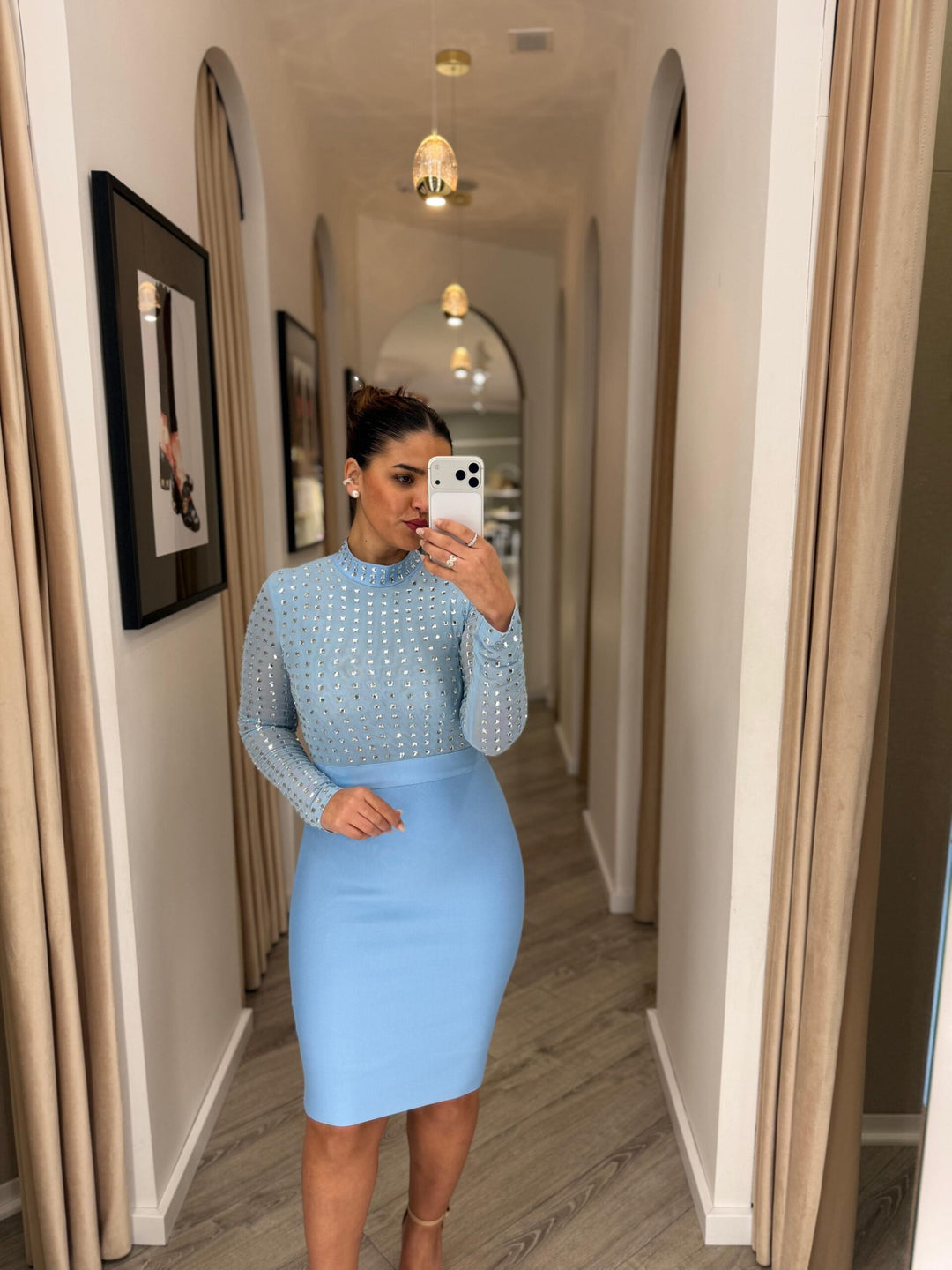 VESTIDO AZUL COM APLICAÇÕES BRILHANTES PONTO CHIC