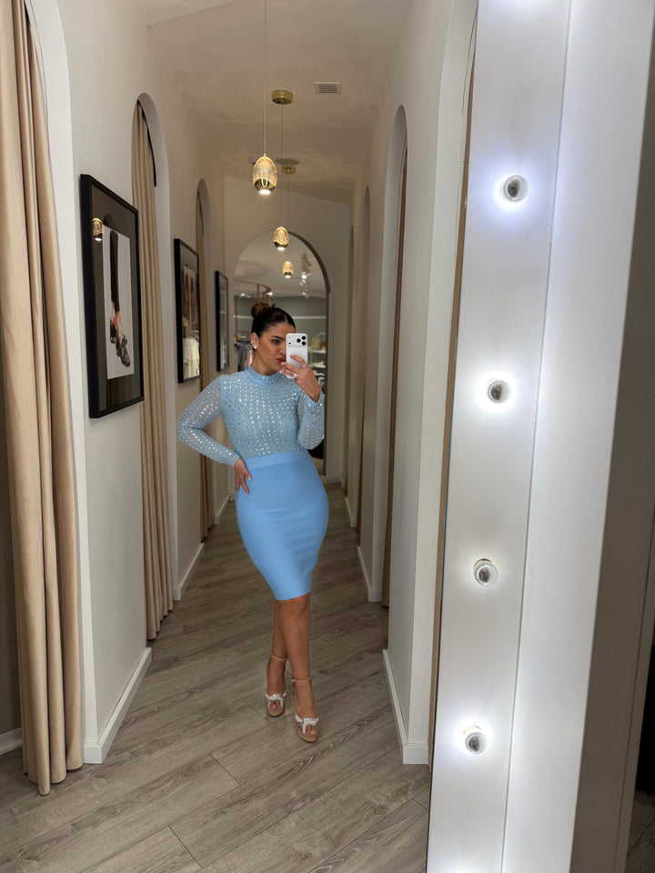VESTIDO AZUL COM APLICAÇÕES BRILHANTES PONTO CHIC