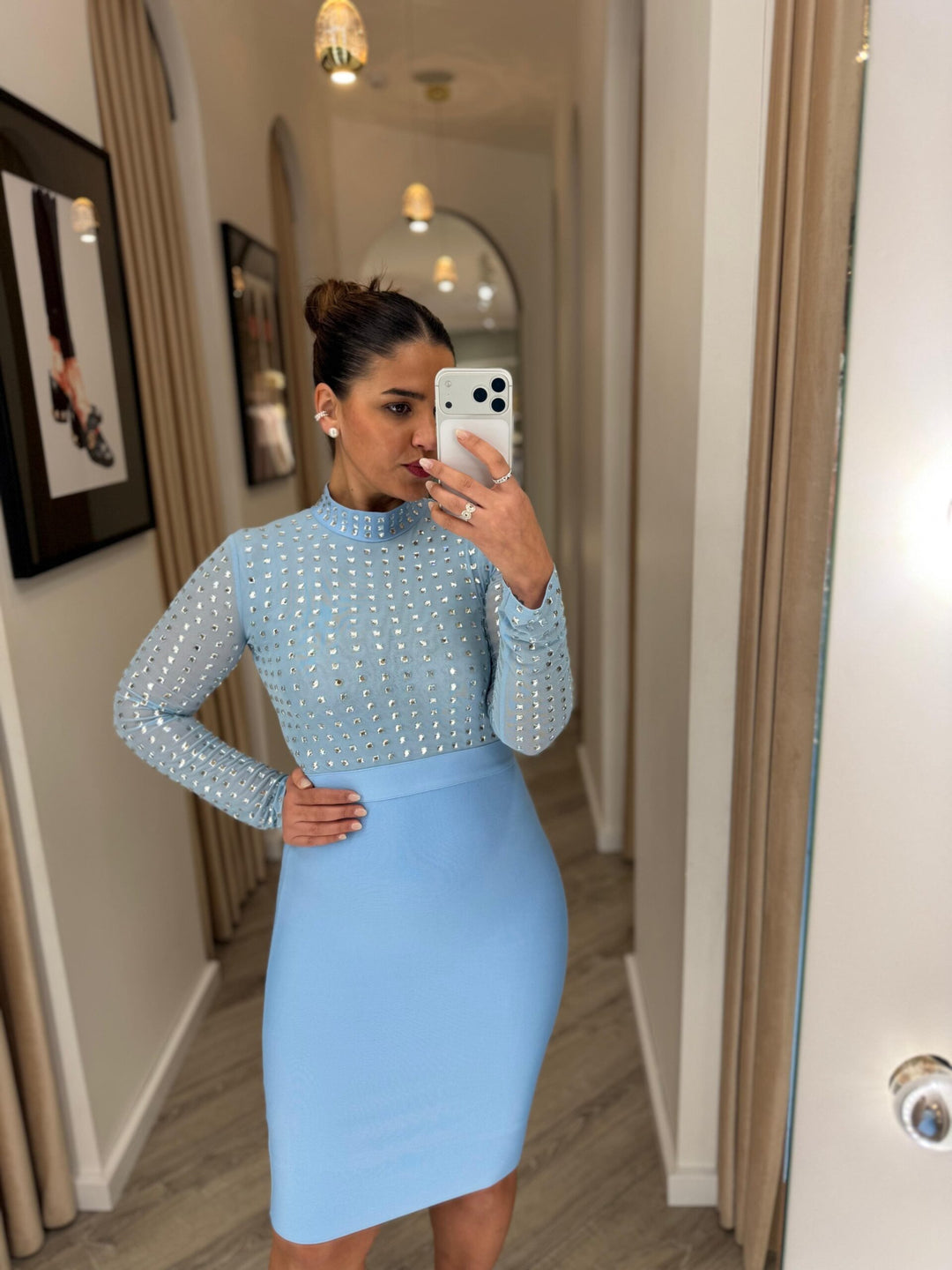 VESTIDO AZUL COM APLICAÇÕES BRILHANTES PONTO CHIC