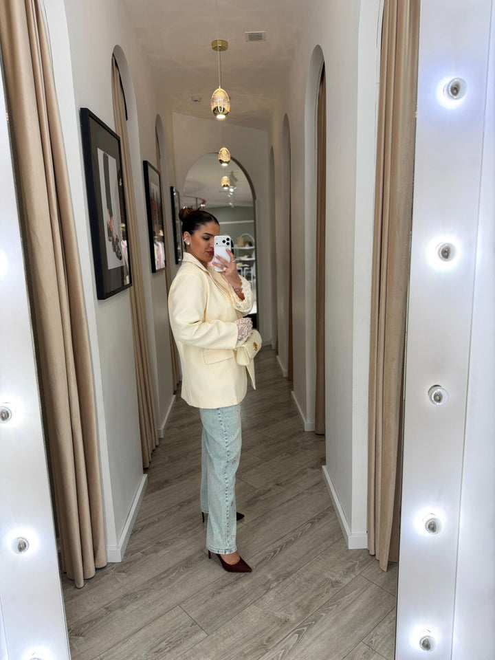 BLAZER BEGE COM RENDA NAS MANGAS PONTO CHIC