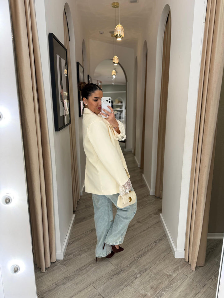 BLAZER BEGE COM RENDA NAS MANGAS PONTO CHIC