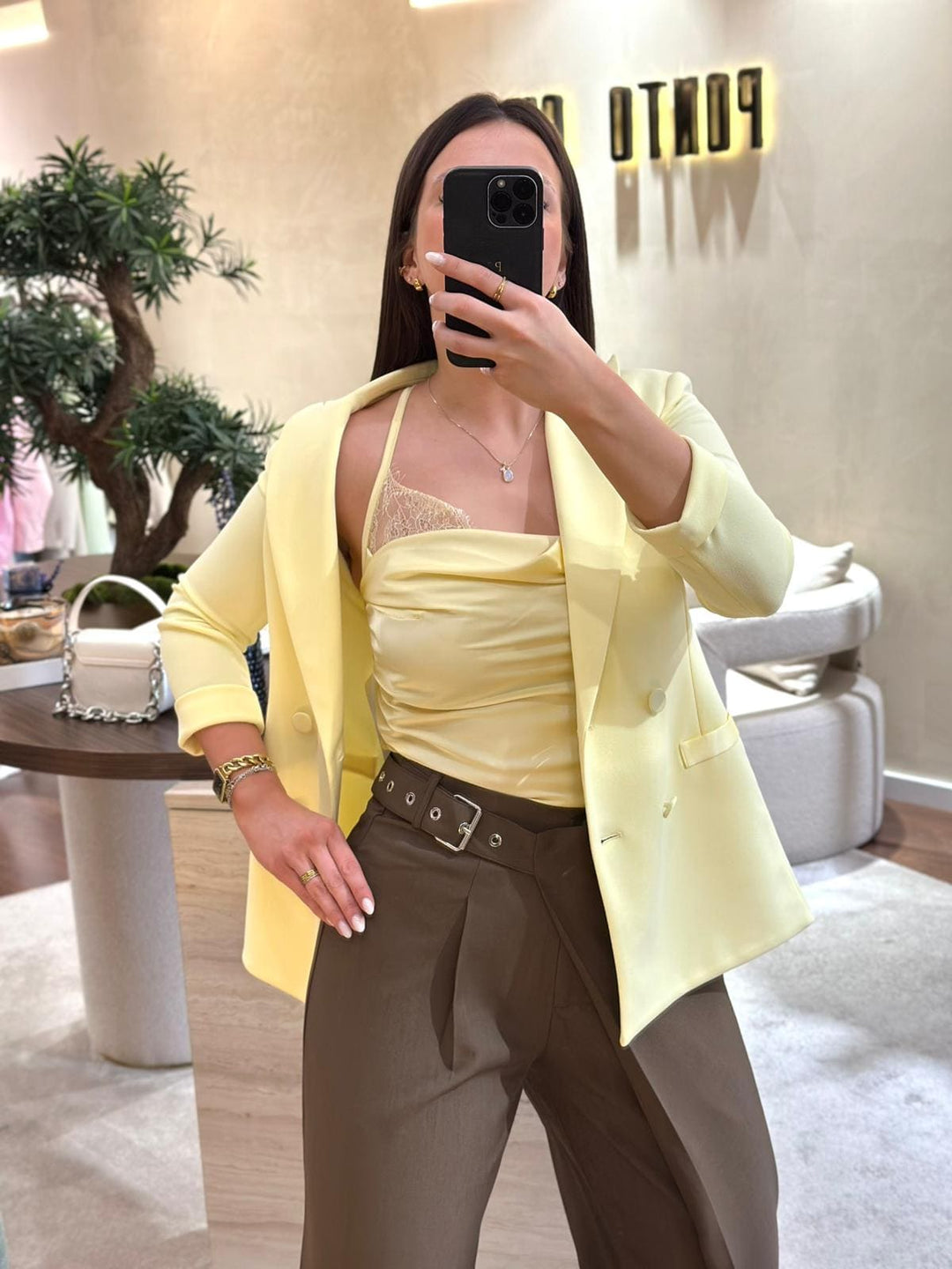 TOP AMARELO ACETINADO COM DETALHE CHOKER EM RENDA PONTO CHIC