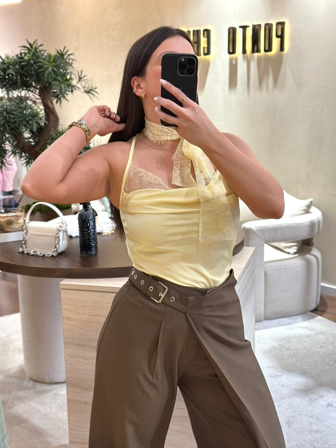 TOP AMARELO ACETINADO COM DETALHE CHOKER EM RENDA PONTO CHIC