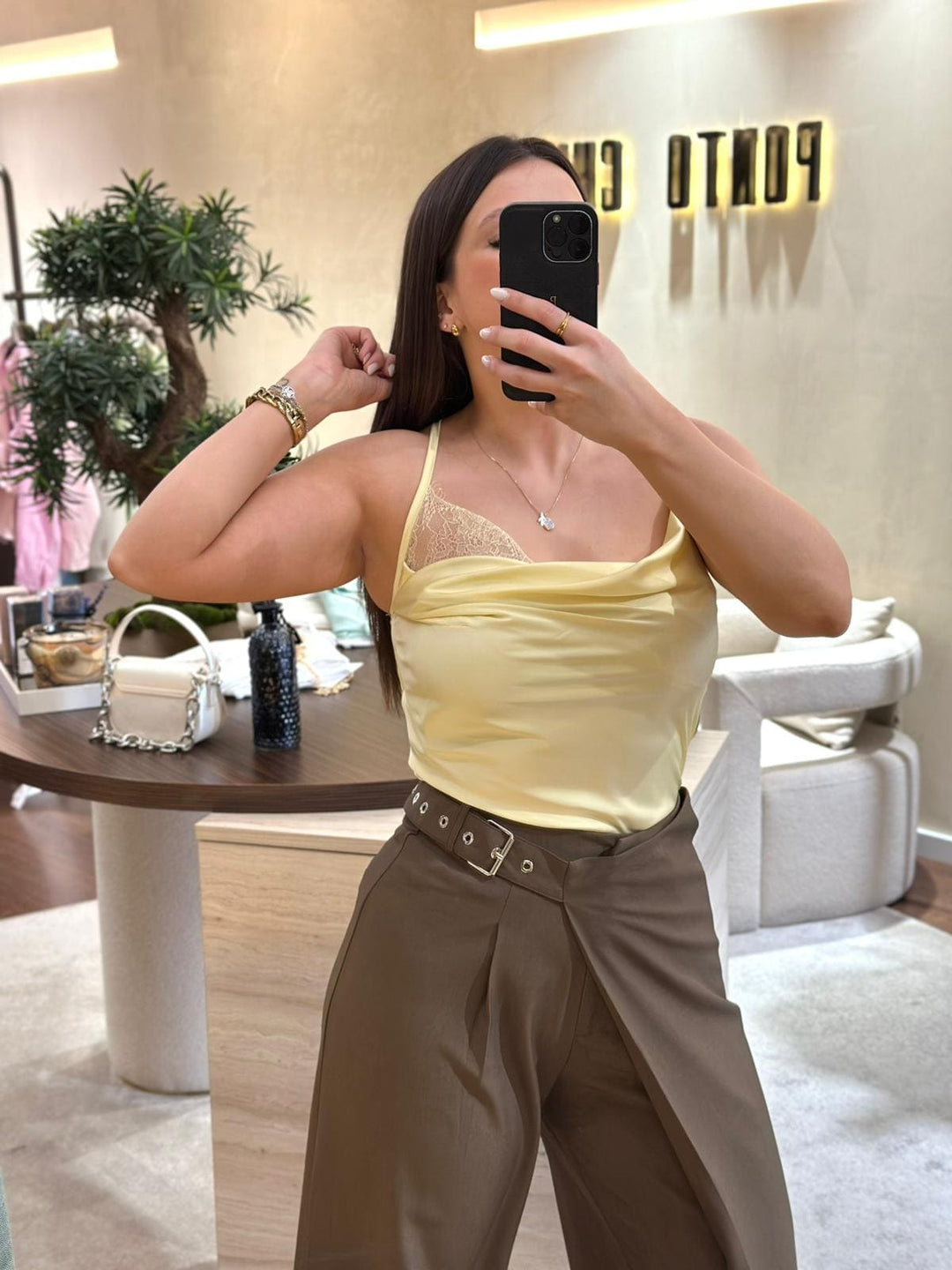 TOP AMARELO ACETINADO COM DETALHE CHOKER EM RENDA PONTO CHIC