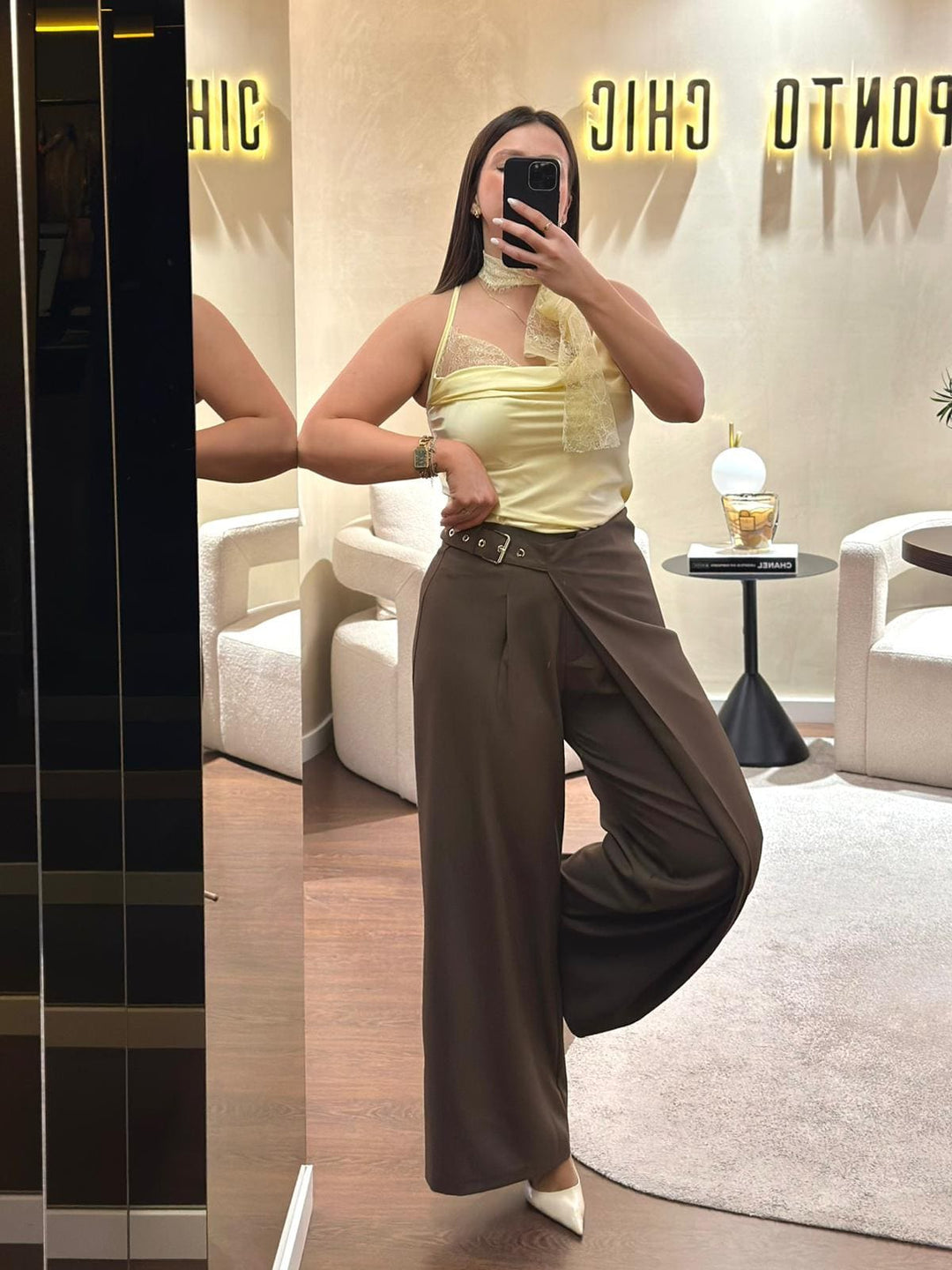 TOP AMARELO ACETINADO COM DETALHE CHOKER EM RENDA PONTO CHIC