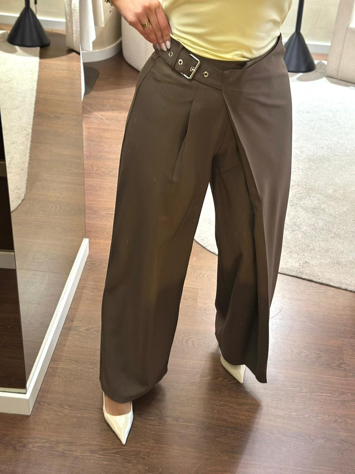 CALÇA CASTANHA COM EFEITO TRESPASSADO PONTO CHIC