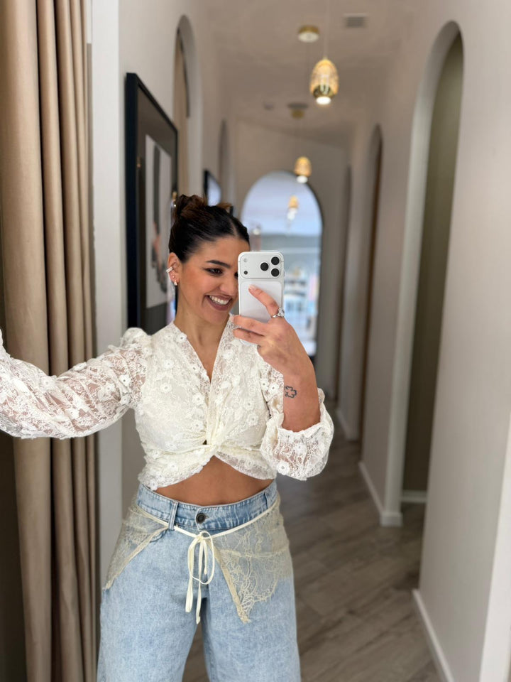 TOP EM RENDA BRANCO COM ENTRELACE PONTO CHIC