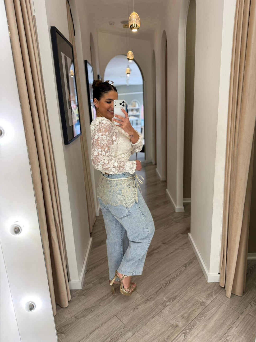 TOP EM RENDA BRANCO COM ENTRELACE PONTO CHIC