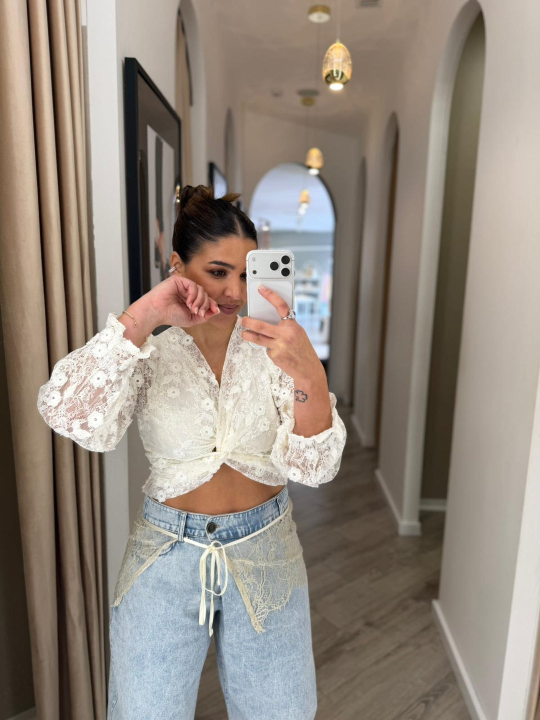 TOP EM RENDA BRANCO COM ENTRELACE PONTO CHIC