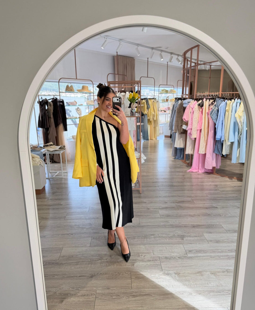 VESTIDO PRETO DE MALHA COM LISTAS CONTRASTANTES RUGA