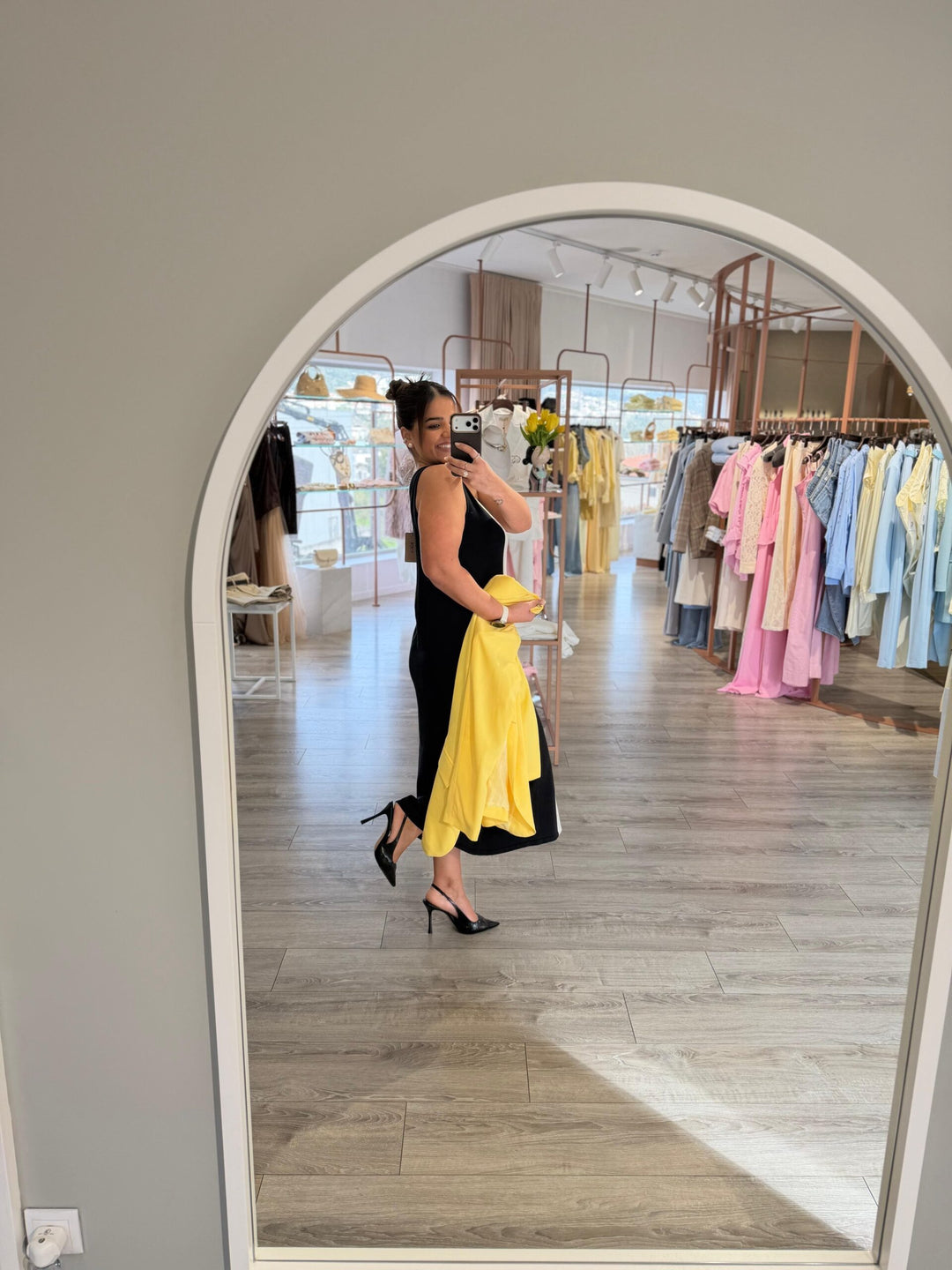 VESTIDO PRETO DE MALHA COM LISTAS CONTRASTANTES RUGA