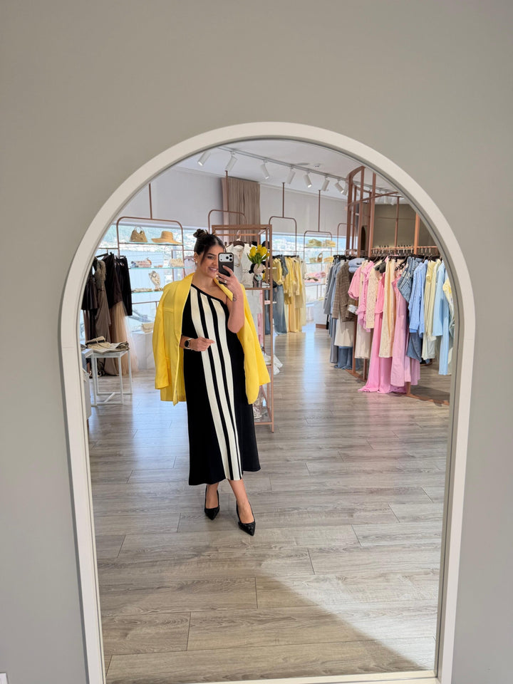 VESTIDO PRETO DE MALHA COM LISTAS CONTRASTANTES RUGA