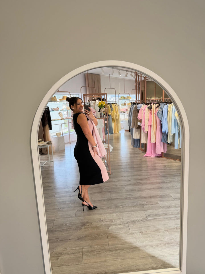 VESTIDO DE MALHA ROSA E PRETO COM RECORTE CORAÇÃO RUGA