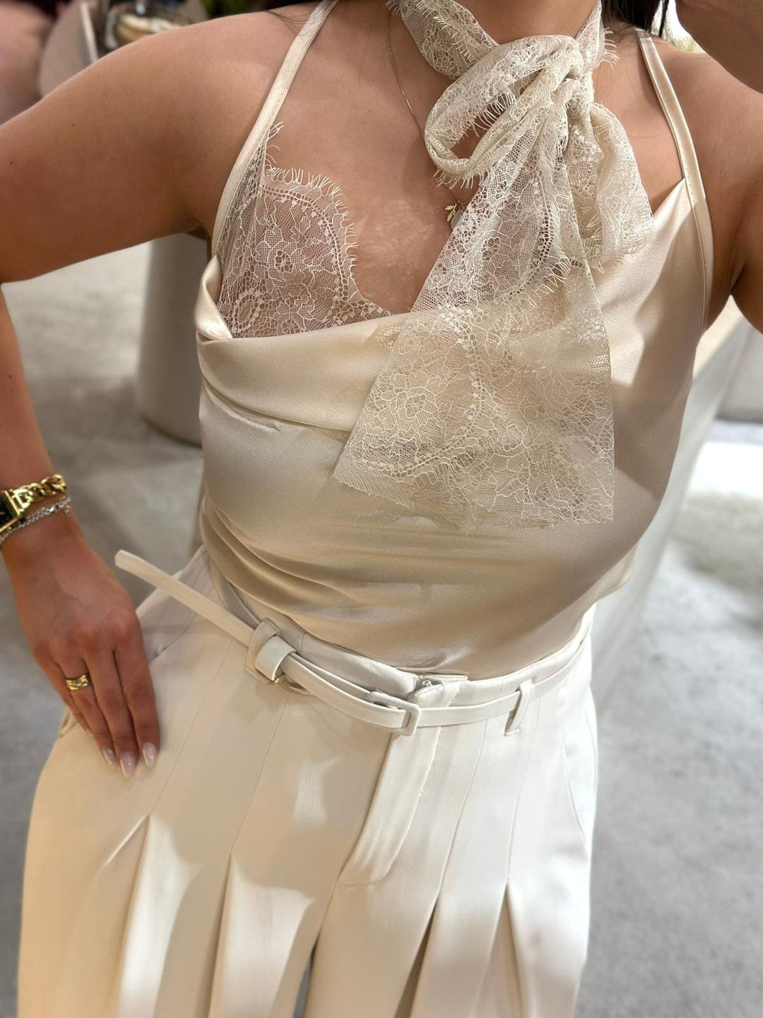 TOP BEGE ACETINADO COM DETALHE CHOKER EM RENDA PONTO CHIC