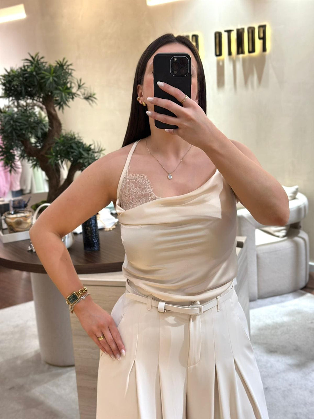 TOP BEGE ACETINADO COM DETALHE CHOKER EM RENDA PONTO CHIC