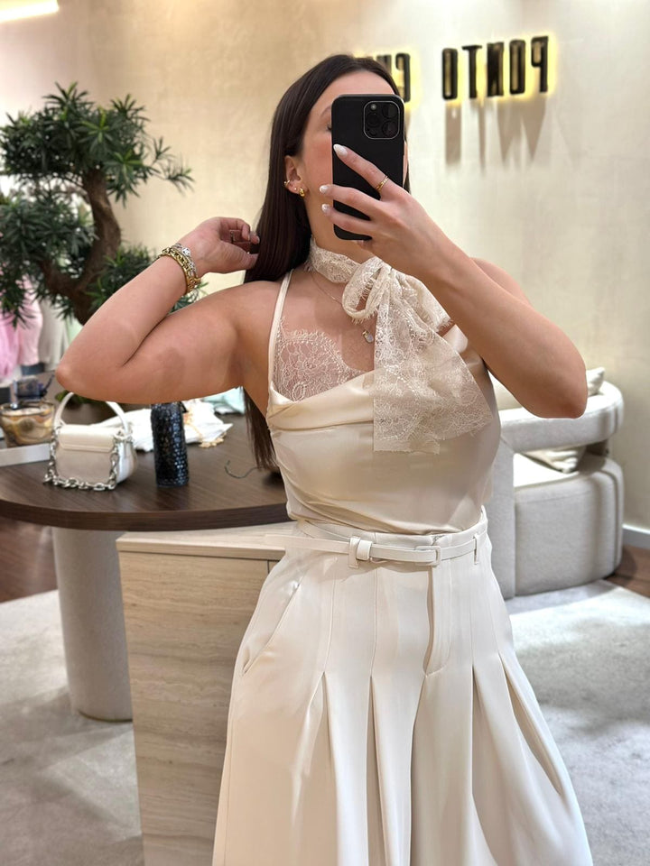 TOP BEGE ACETINADO COM DETALHE CHOKER EM RENDA PONTO CHIC