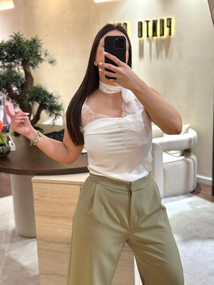TOP BRANCO ACETINADO COM DETALHE CHOKER EM RENDA PONTO CHIC