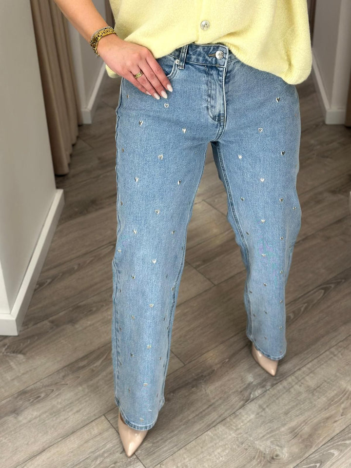 CALÇA DE GANGA COM APLICAÇÕES EM CORAÇÃO PONTO CHIC