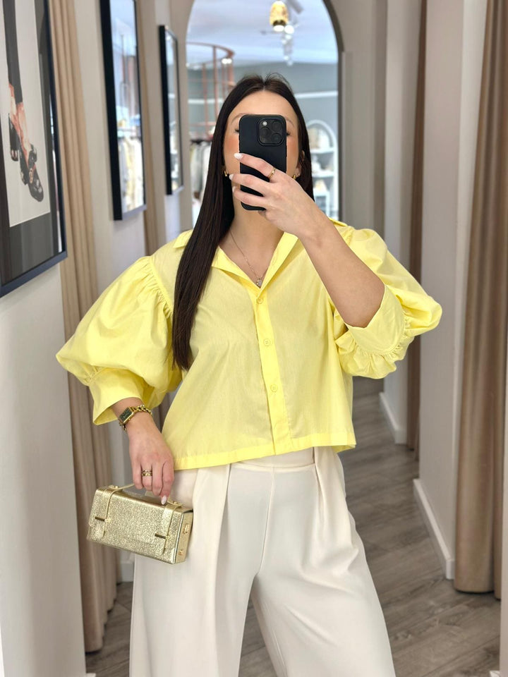 CAMISA AMARELA COM MANGA VOLUMOSA PONTO CHIC