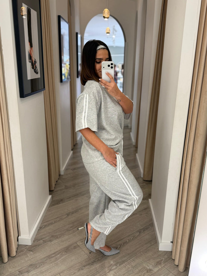 CONJUNTO CINZA COM SWEAT E CALÇA COM FAIXA LATERAL PONTO CHIC