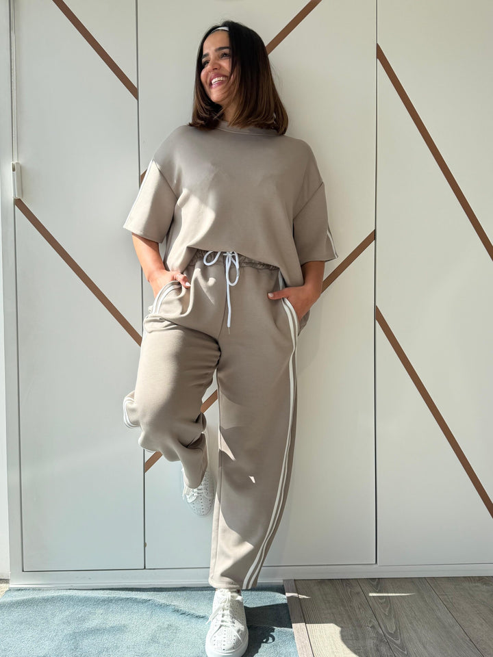 CONJUNTO TAUPE COM SWEAT E CALÇA COM FAIXA LATERAL PONTO CHIC
