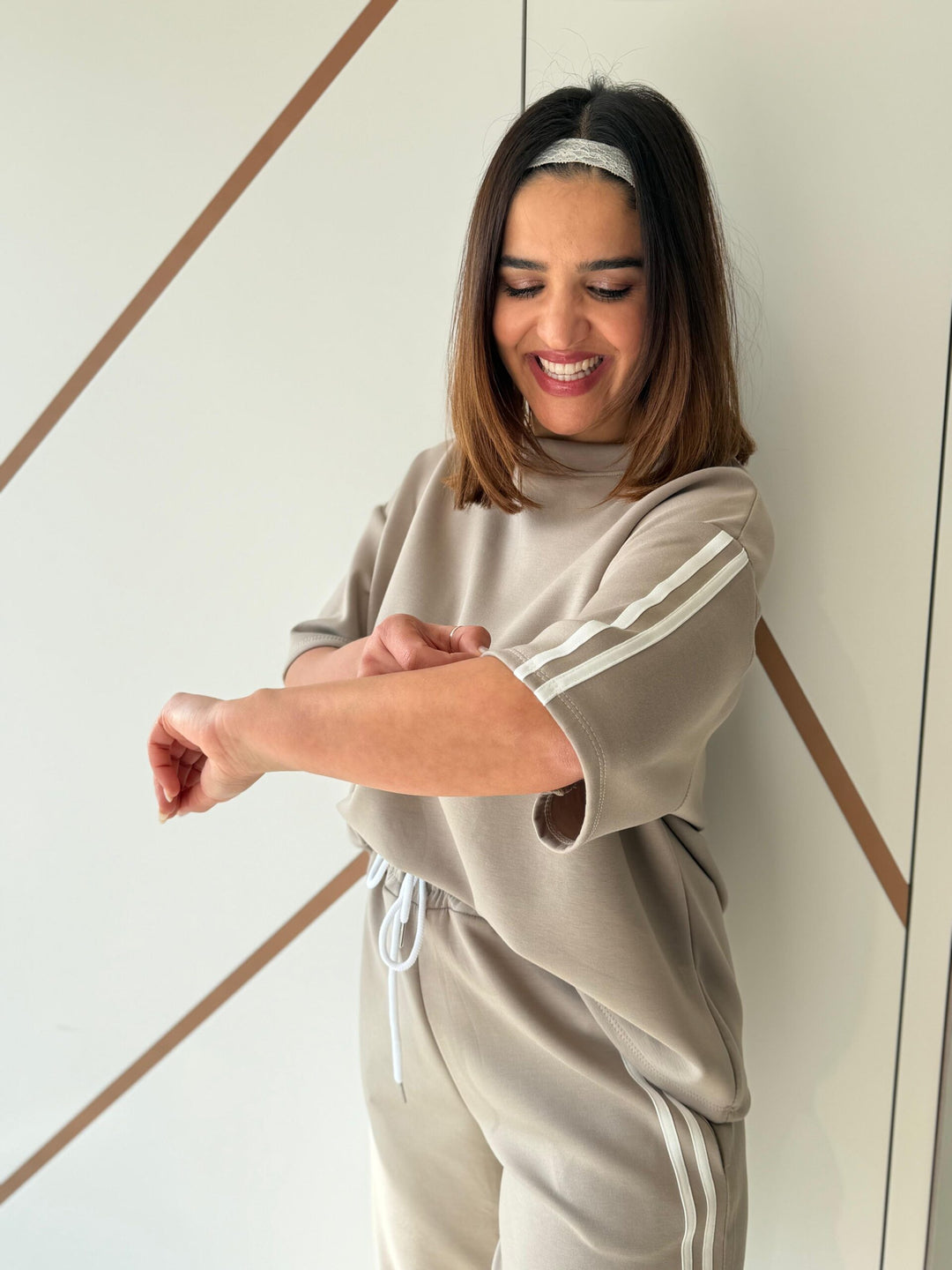 CONJUNTO TAUPE COM SWEAT E CALÇA COM FAIXA LATERAL PONTO CHIC