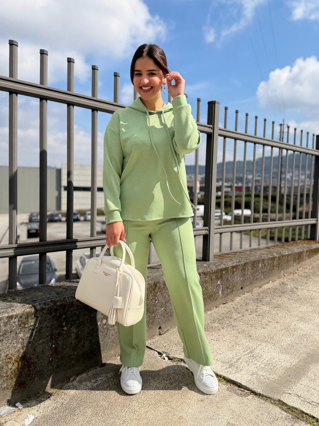 CONJUNTO VERDE COM SWEAT COM CAPUZ E CALÇA PONTO CHIC