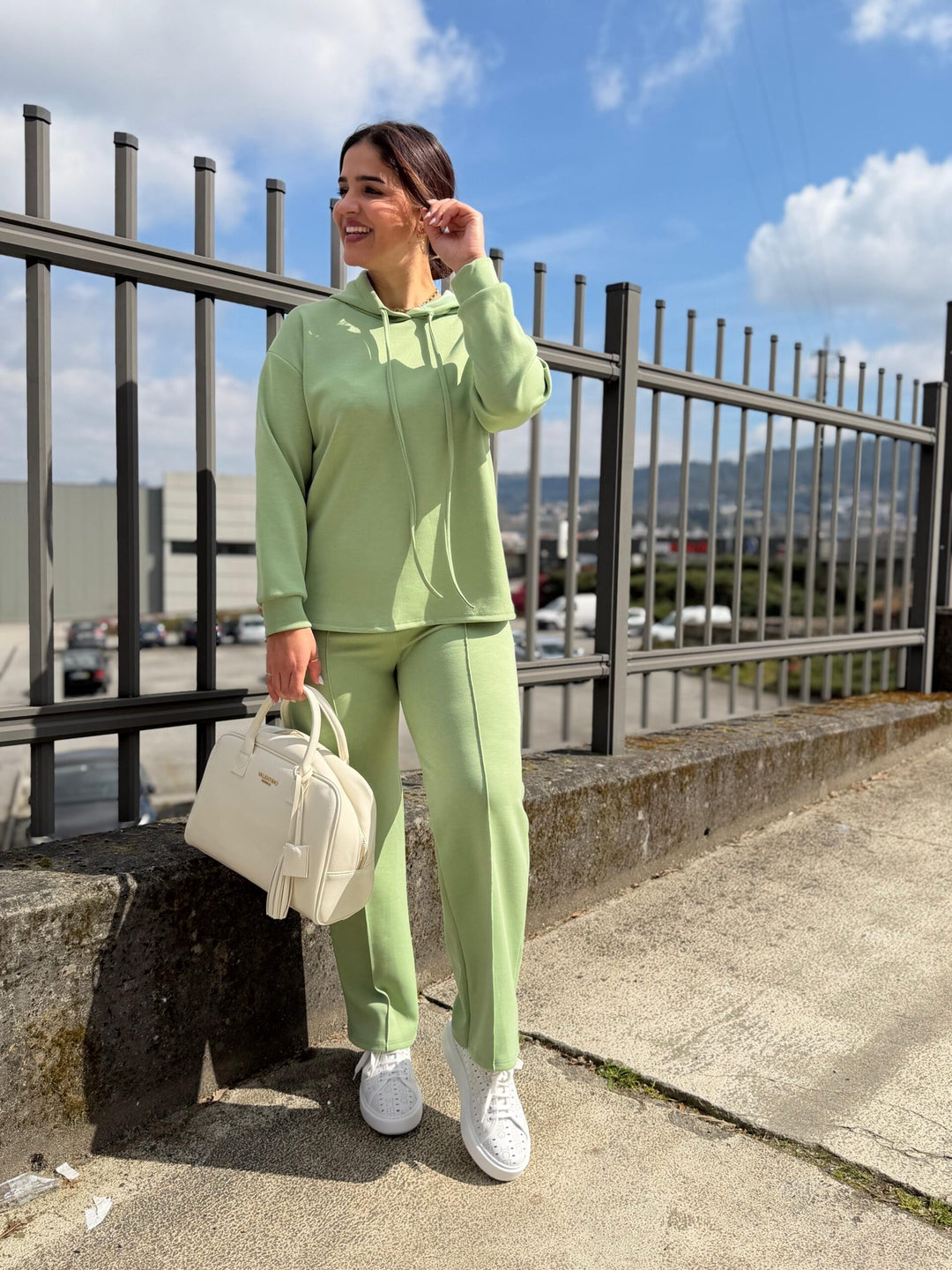 CONJUNTO VERDE COM SWEAT COM CAPUZ E CALÇA PONTO CHIC
