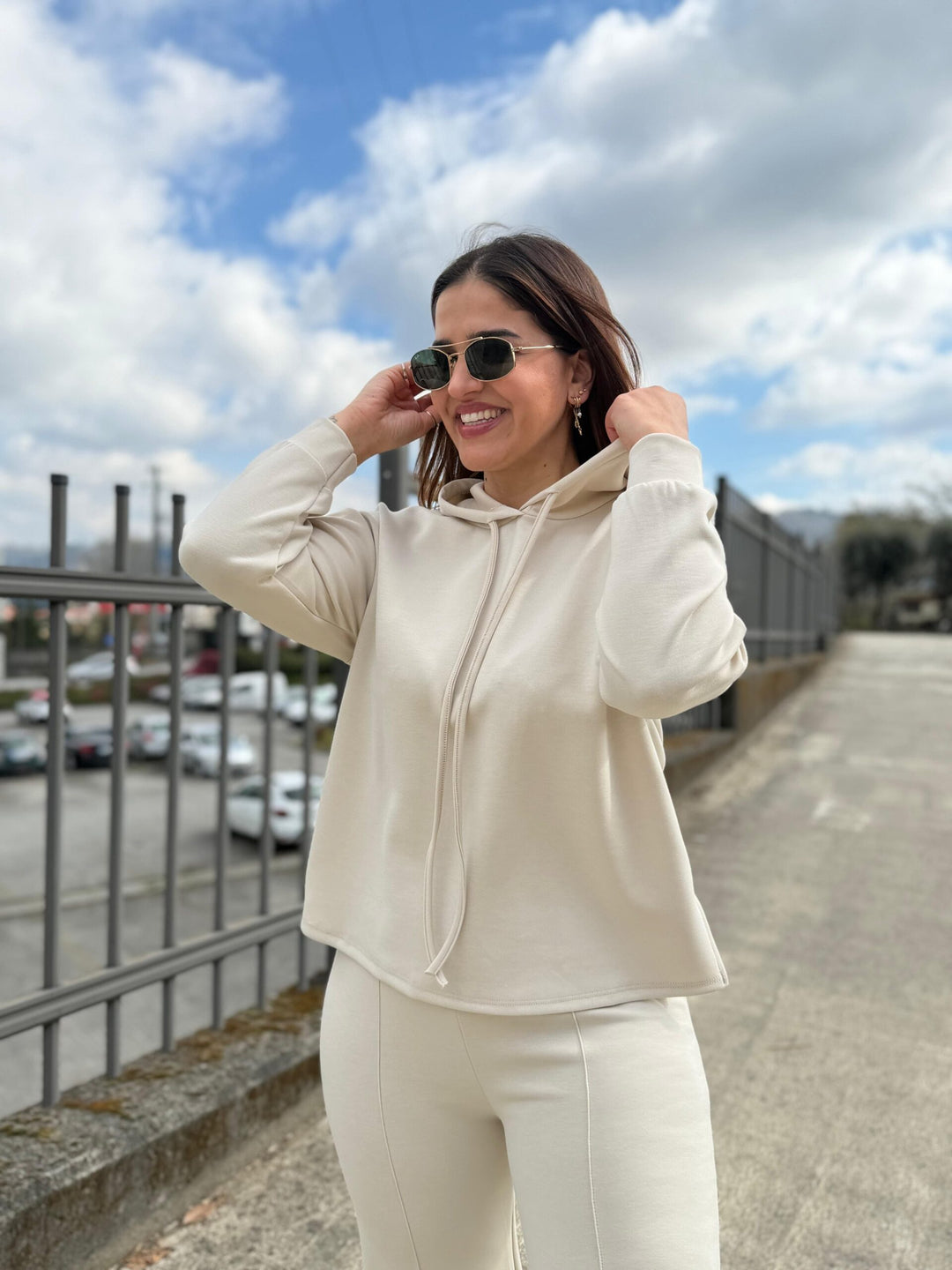 CONJUNTO BEGE COM SWEAT COM CAPUZ E CALÇA PONTO CHIC