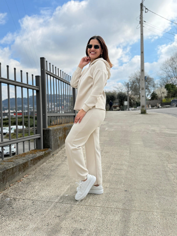 CONJUNTO BEGE COM SWEAT COM CAPUZ E CALÇA PONTO CHIC