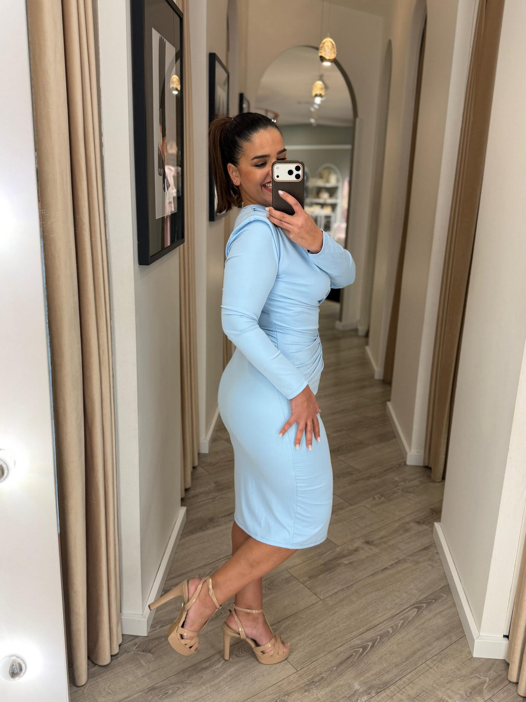 VESTIDO MIDI AZUL CIANO DRAPEADO COM MANGA COMPRIDA PONTO CHIC