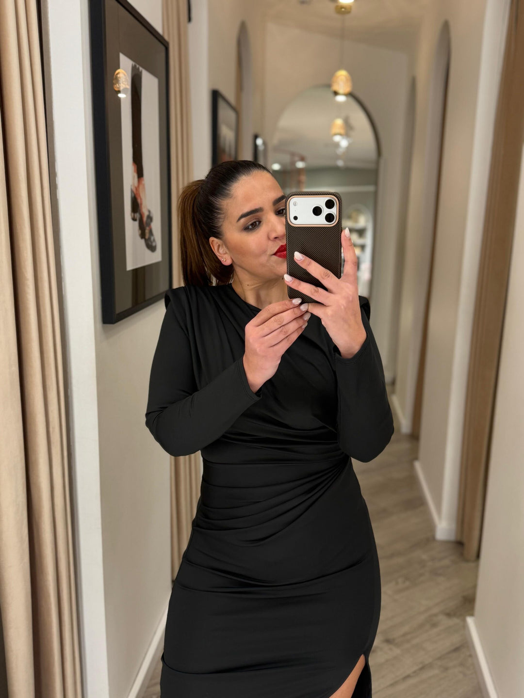 VESTIDO MIDI PRETO DRAPEADO COM MANGA COMPRIDA PONTO CHIC