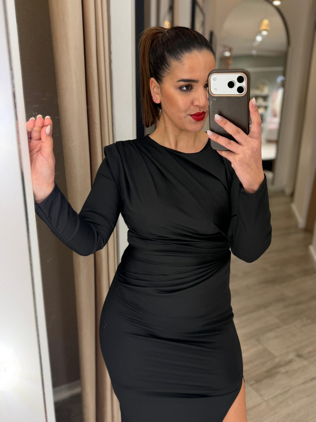 VESTIDO MIDI PRETO DRAPEADO COM MANGA COMPRIDA PONTO CHIC